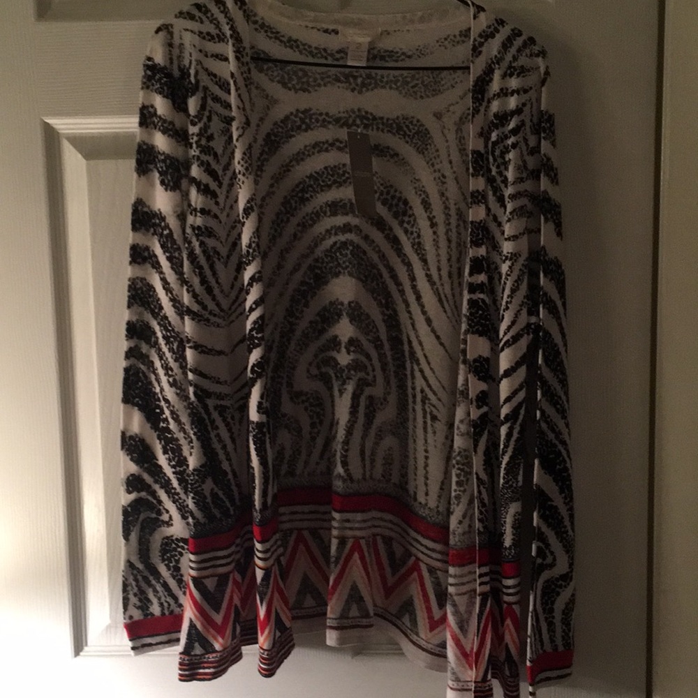 A cardigan very delicate, in white,black and some details in red